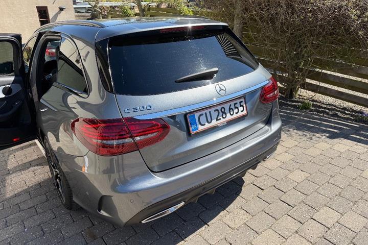 Sølv Mercedes C300 fra 2019