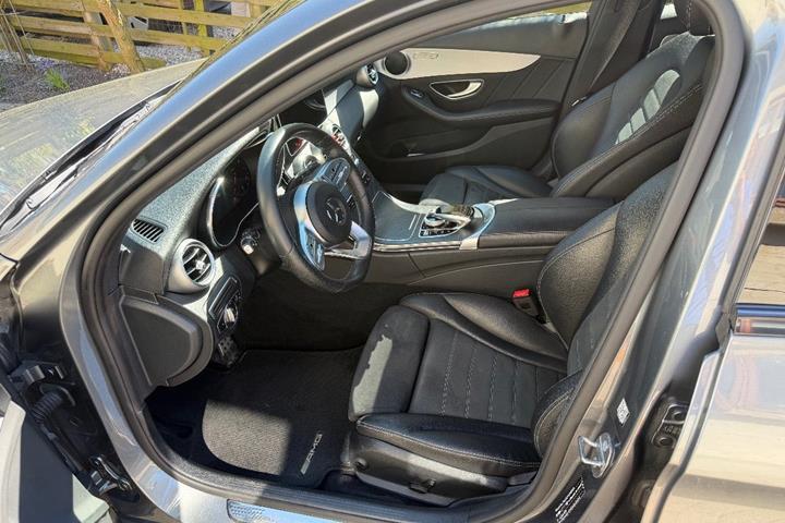 Sølv Mercedes C300 fra 2019
