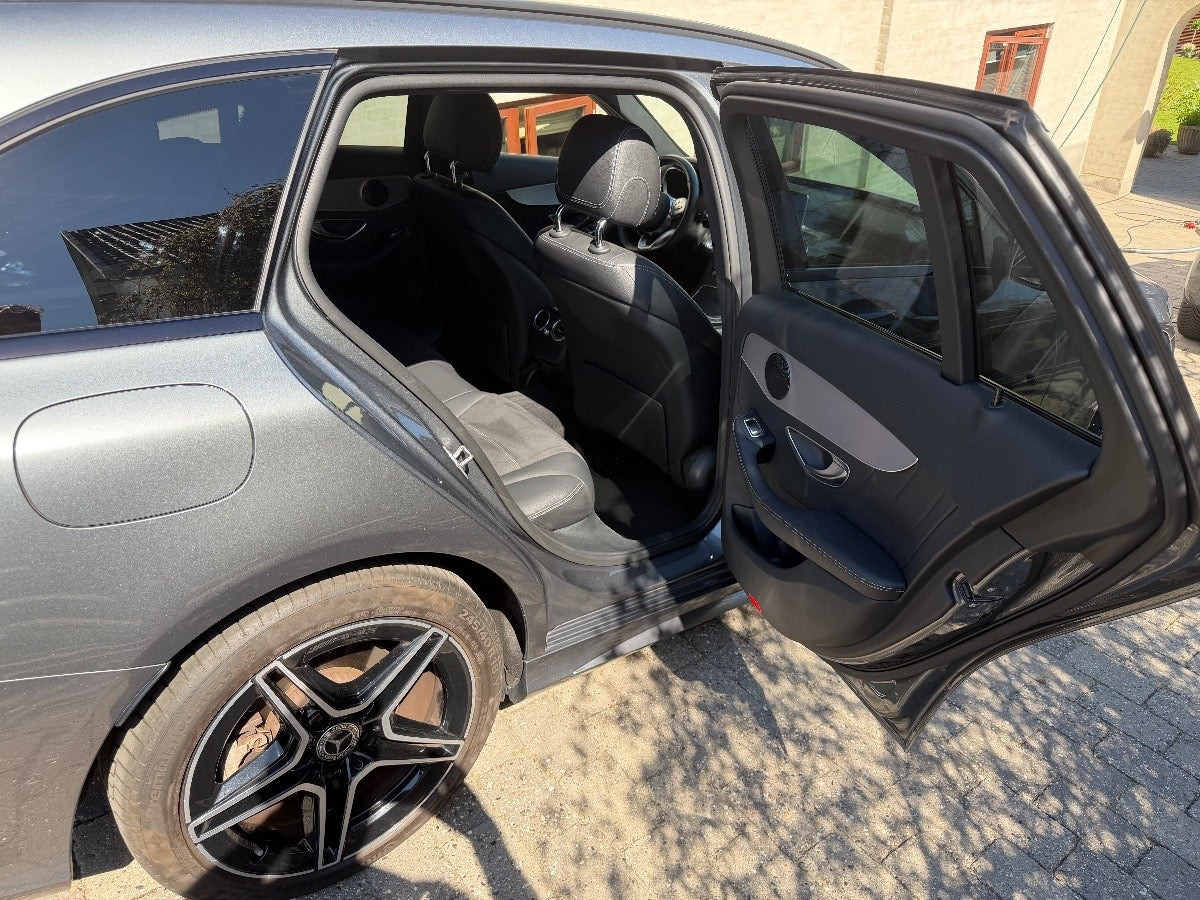 Sølv Mercedes C300 fra 2019