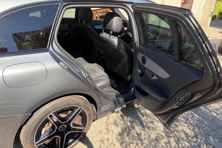 Sølv Mercedes C300 fra 2019