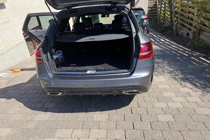 Sølv Mercedes C300 fra 2019