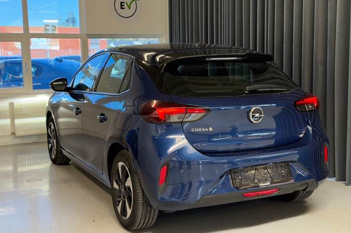 Blå Opel Corsa-e fra 2021