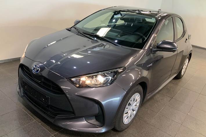 Grå Toyota Yaris fra 2020