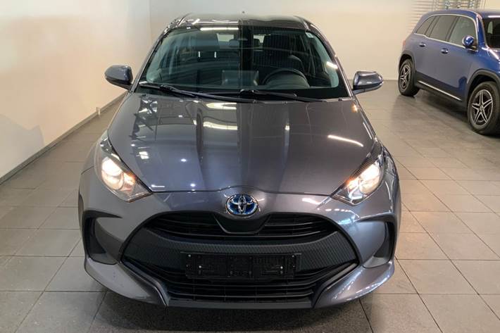 Grå Toyota Yaris fra 2020