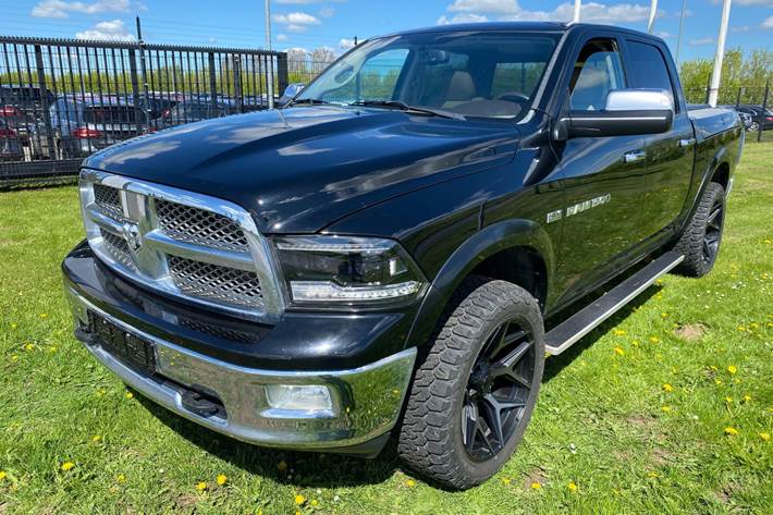 Sort Dodge RAM 1500 fra 2012 set udefra