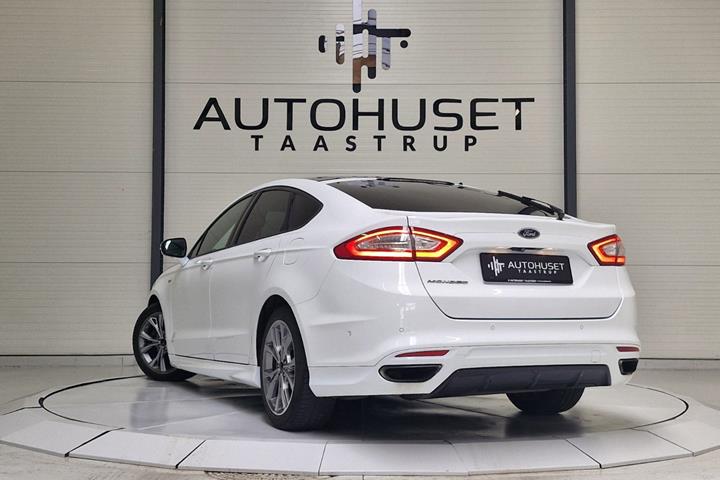 Hvid Ford Mondeo fra 2018