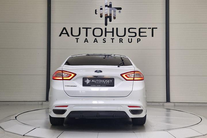 Hvid Ford Mondeo fra 2018
