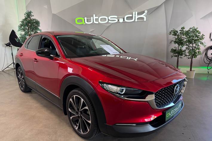 Rød Mazda CX-30 fra 2022 set udefra