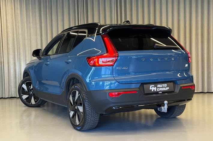 Blå Volvo XC40 fra 2024