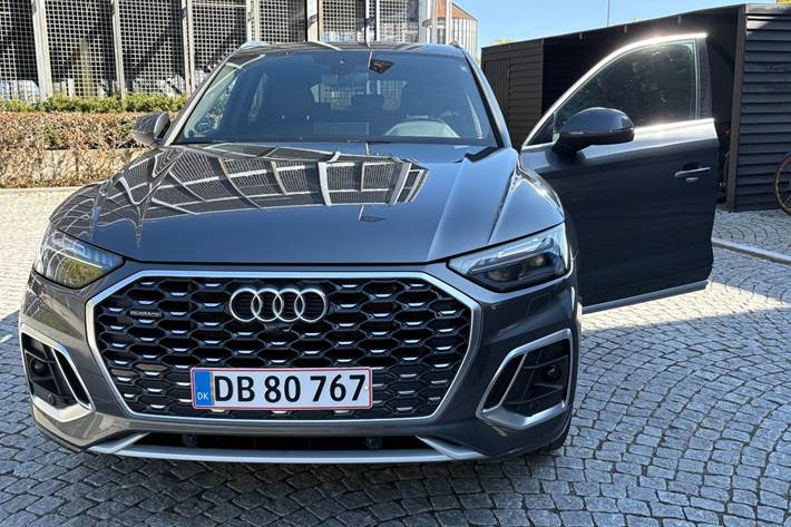 Grå Audi Q5 fra 2021 set udefra