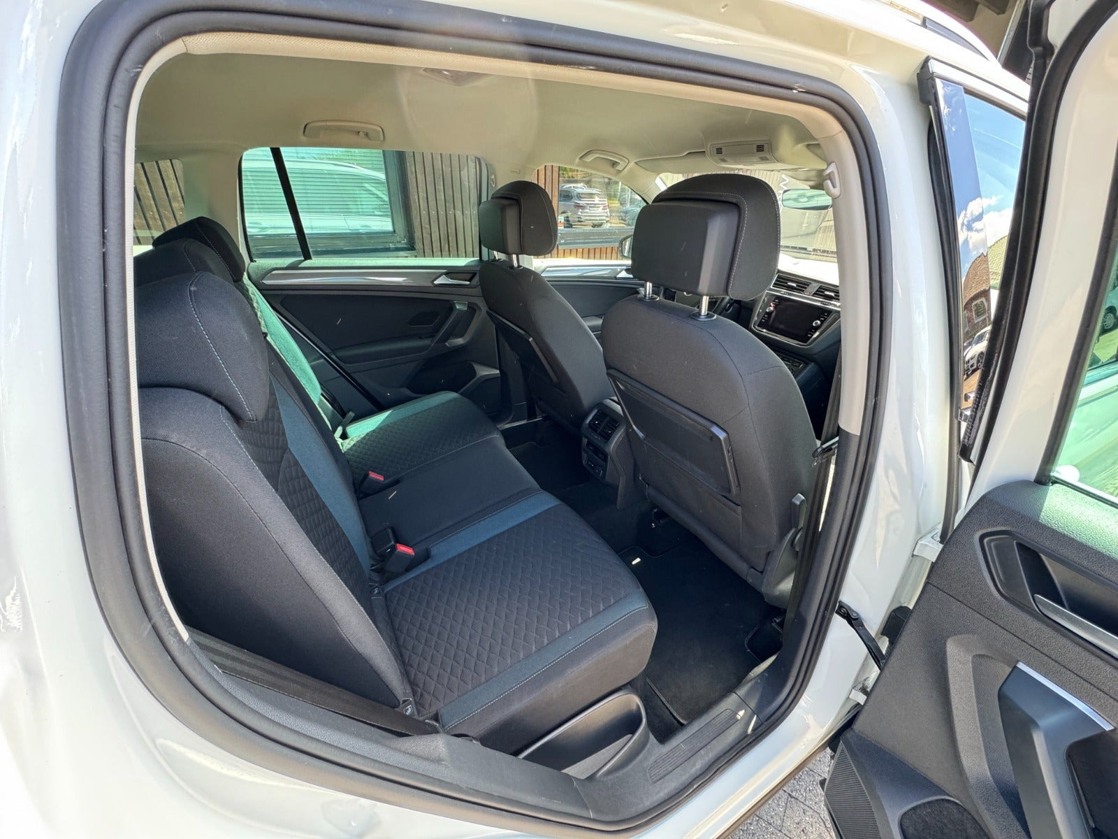 Hvid VW Tiguan fra 2019