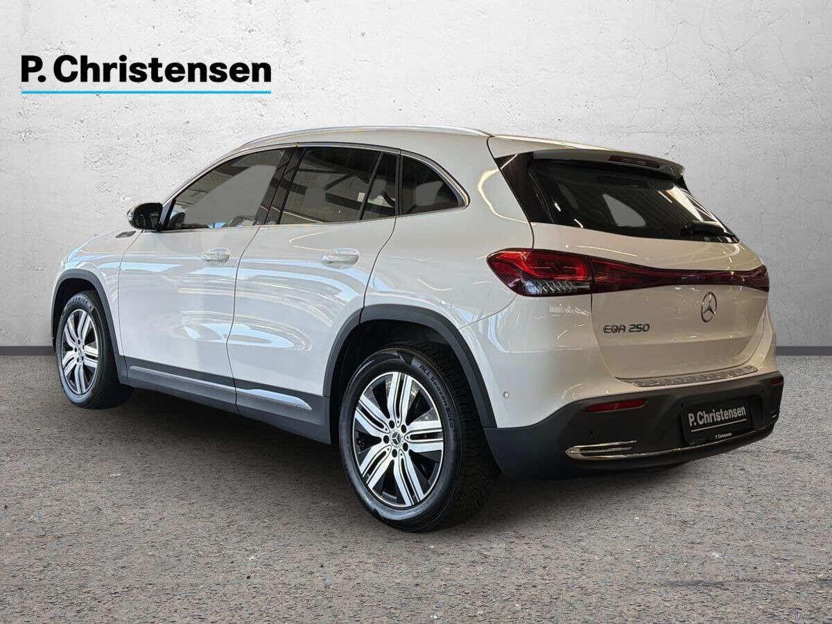 Hvid Mercedes EQA250 fra 2022