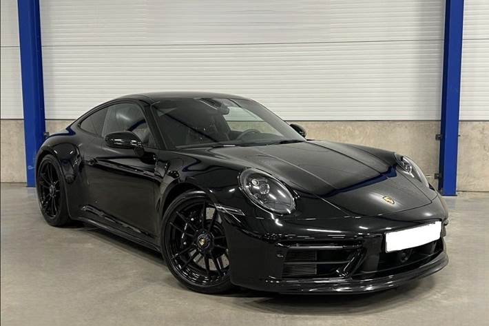 Sort Porsche 911 Carrera 4 GTS fra 2024