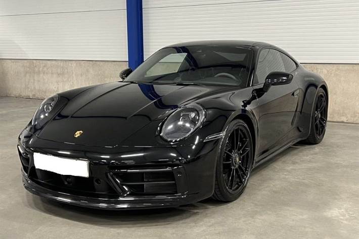 Sort Porsche 911 Carrera 4 GTS fra 2024