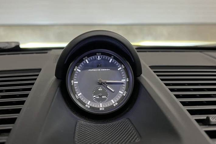 Sort Porsche 911 Carrera 4 GTS fra 2024