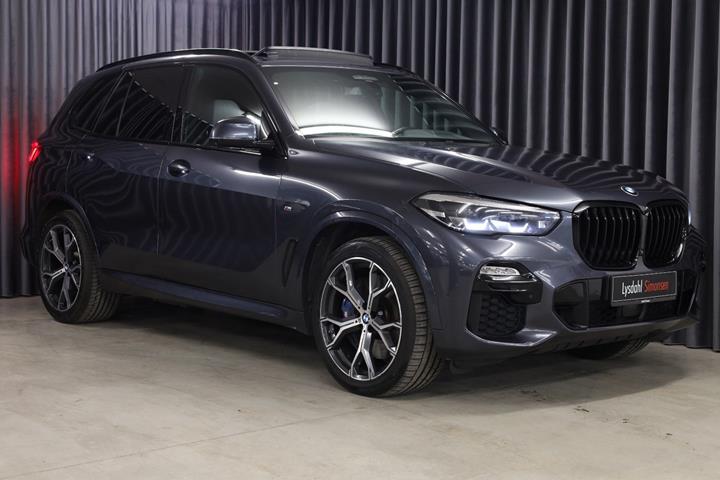 Grå BMW X5 fra 2021 set udefra
