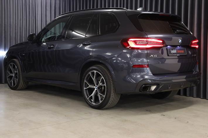 Grå BMW X5 fra 2021