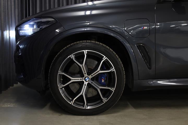 Grå BMW X5 fra 2021