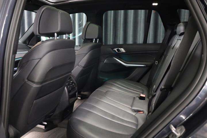 Grå BMW X5 fra 2021