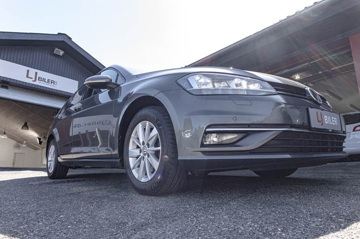 Grå VW Golf VII fra 2019