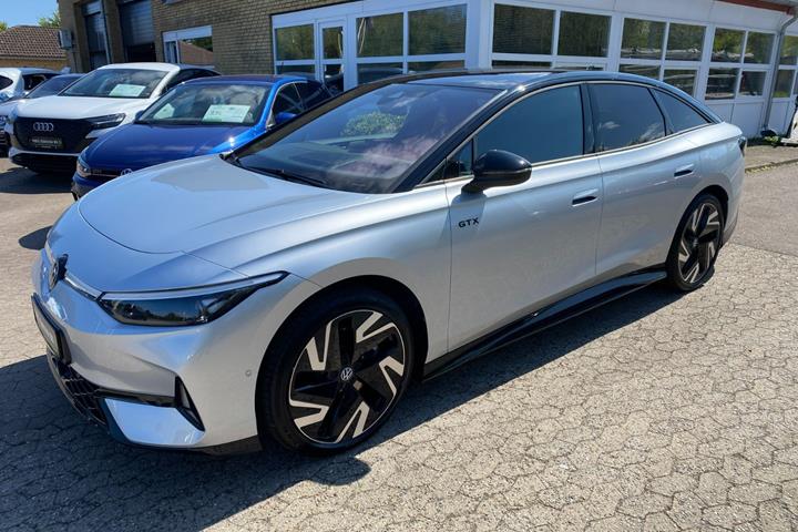 Sølv VW ID.7 fra 2025 set udefra