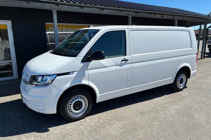 Hvid VW Transporter fra 2021