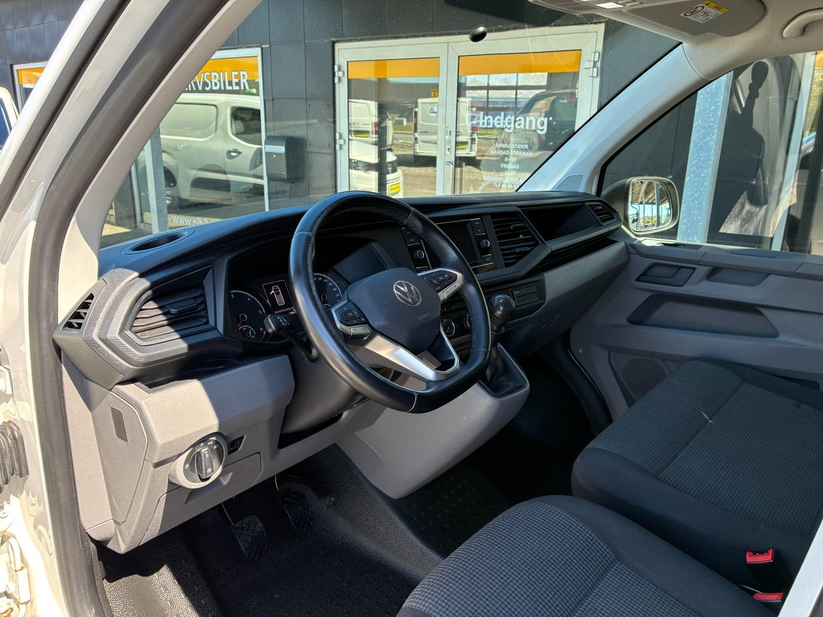Hvid VW Transporter fra 2021