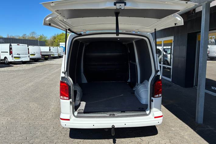 Hvid VW Transporter fra 2021
