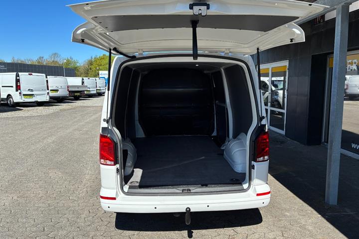 Hvid VW Transporter fra 2021