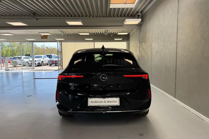 Sort Opel Astra fra 2022