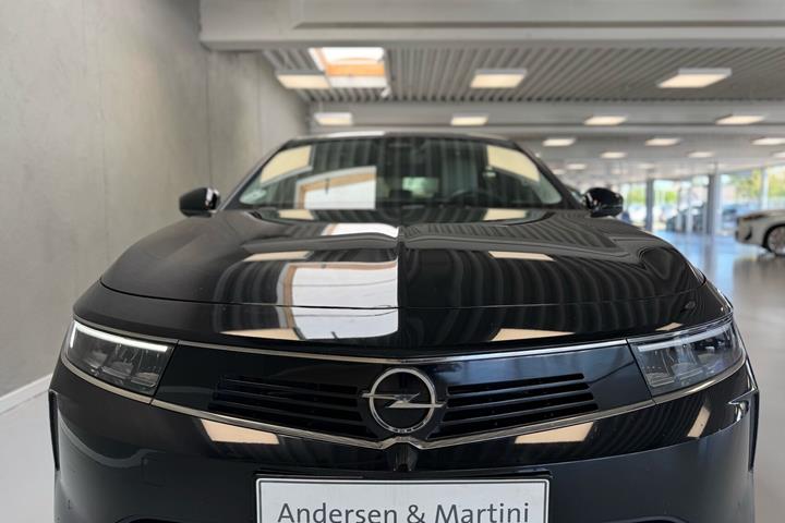 Sort Opel Astra fra 2022