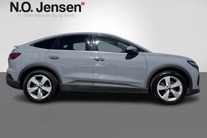 Grå Audi Q4 fra 2023