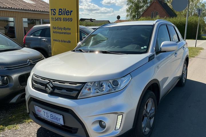 Sølv Suzuki Vitara fra 2017 set udefra
