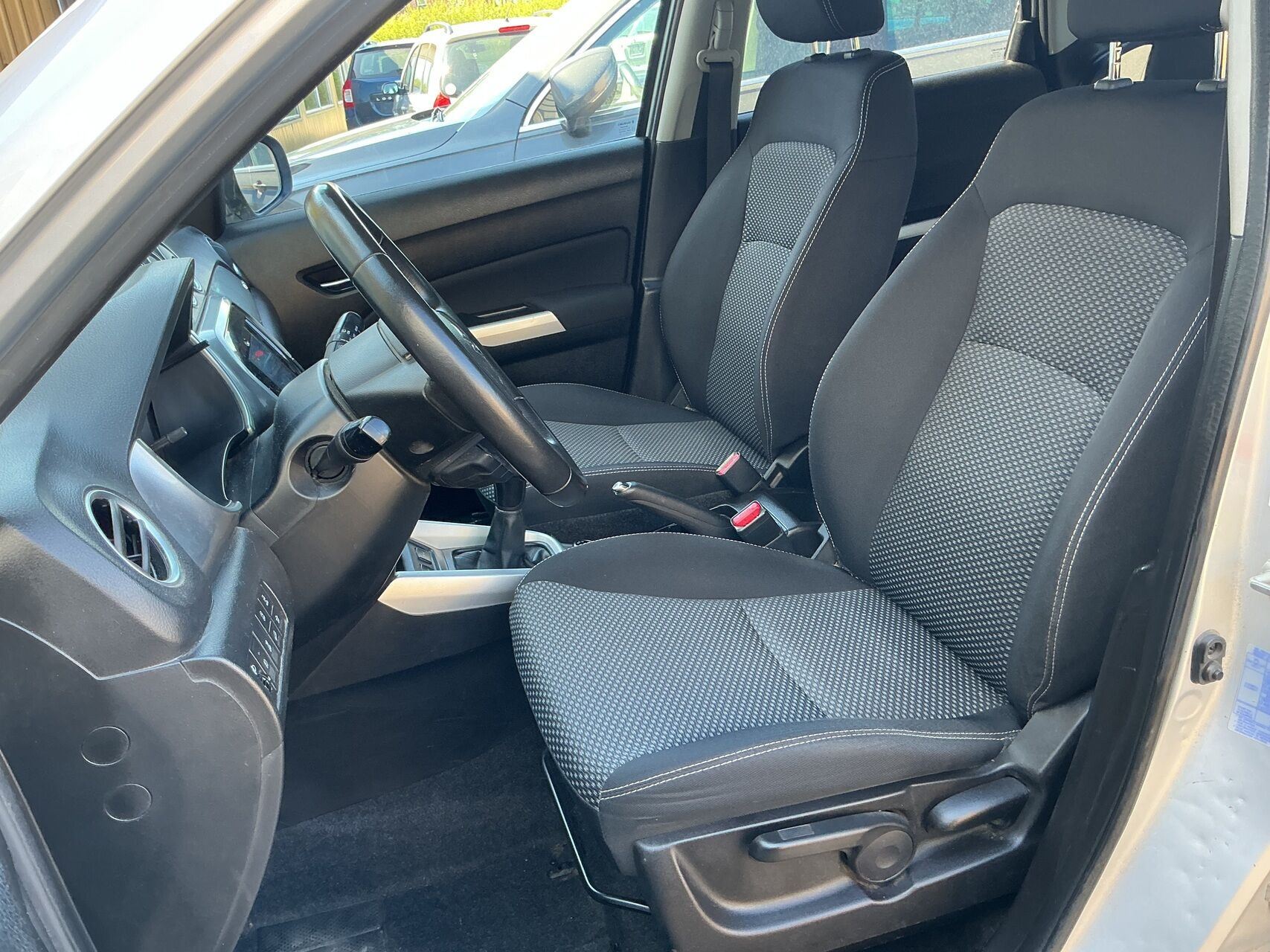 Sølv Suzuki Vitara fra 2017