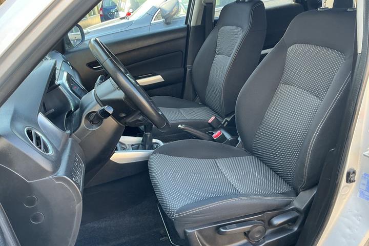 Sølv Suzuki Vitara fra 2017