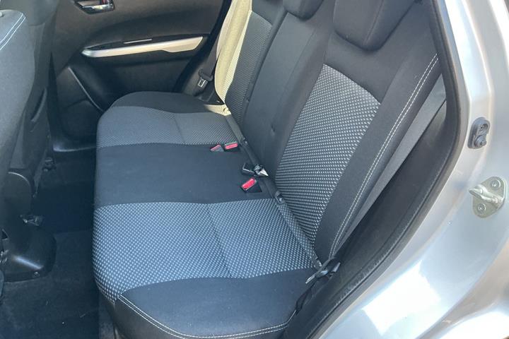 Sølv Suzuki Vitara fra 2017