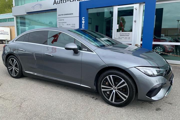 Grå Mercedes EQE 300 fra 2024