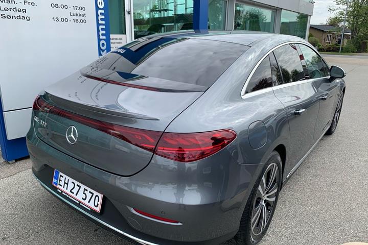 Grå Mercedes EQE 300 fra 2024