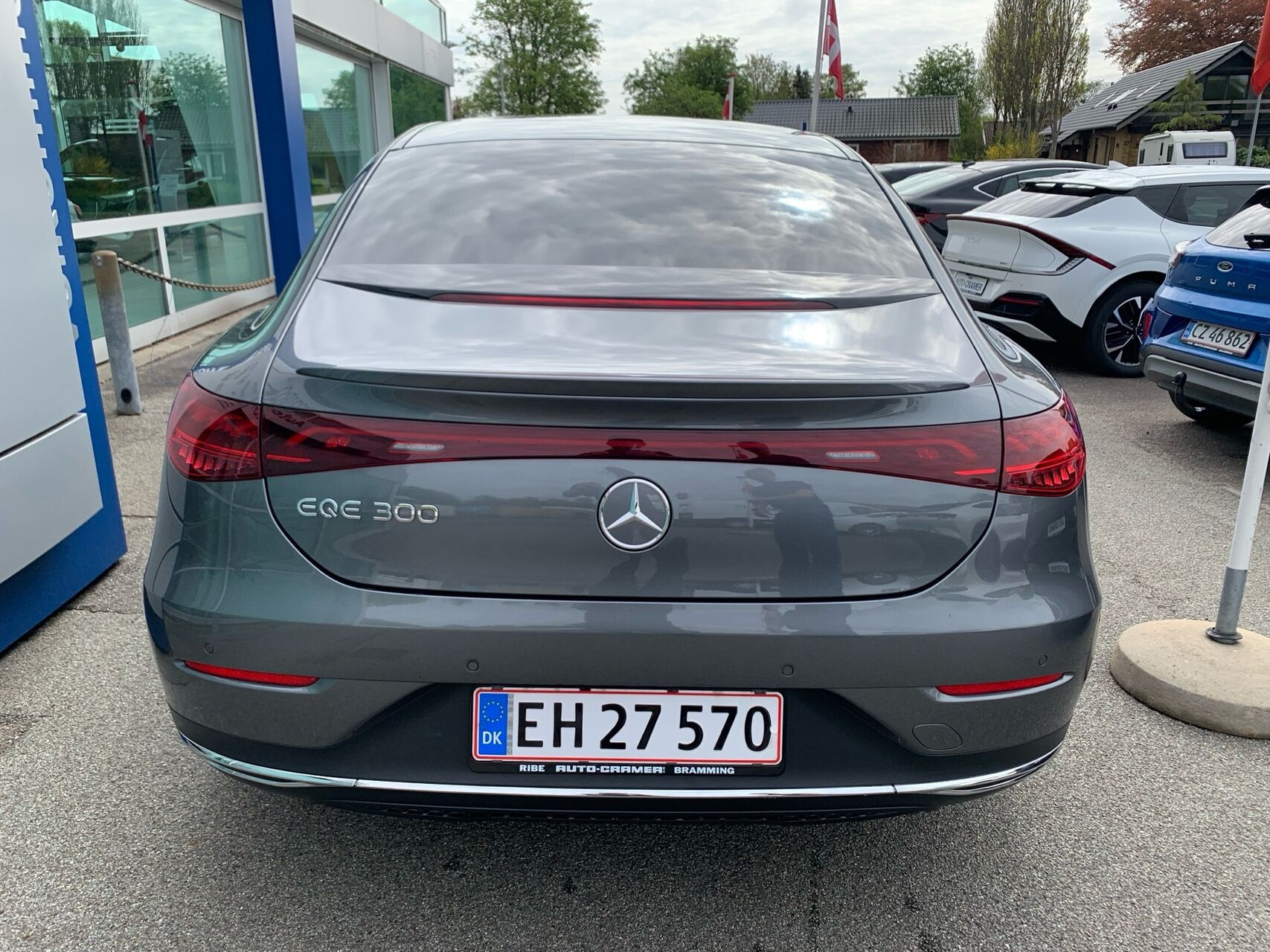 Grå Mercedes EQE 300 fra 2024