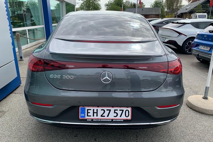 Grå Mercedes EQE 300 fra 2024