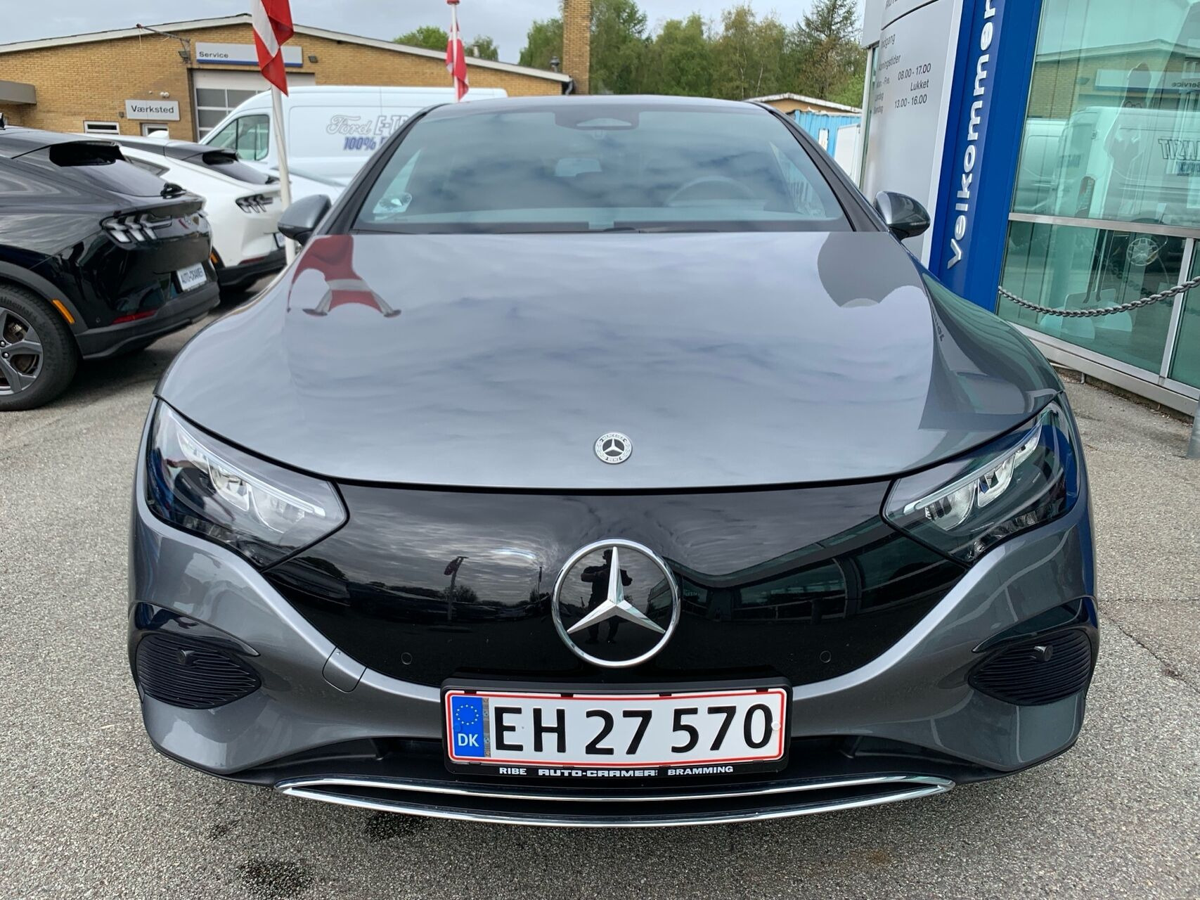 Grå Mercedes EQE 300 fra 2024