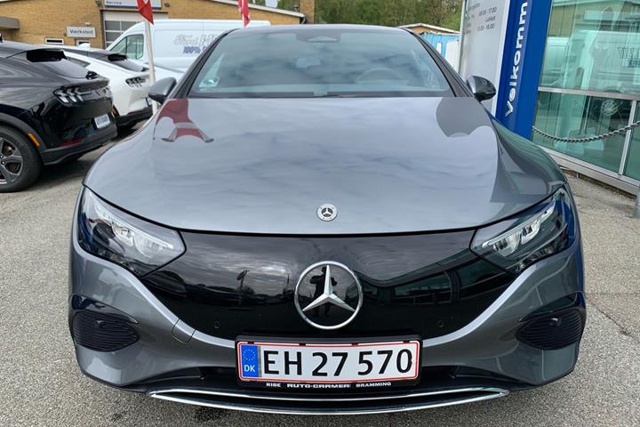 Grå Mercedes EQE 300 fra 2024