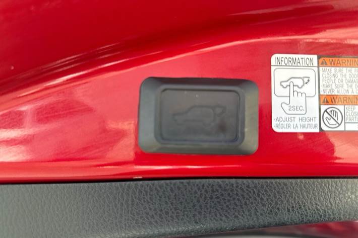 Rød Toyota RAV4 fra 2014