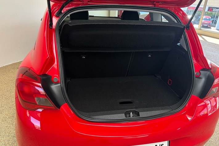 Rød Opel Corsa fra 2017