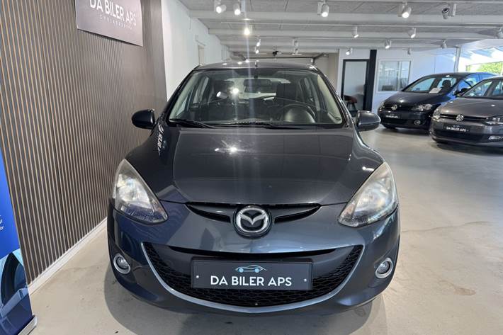 Blå Mazda 2 fra 2012