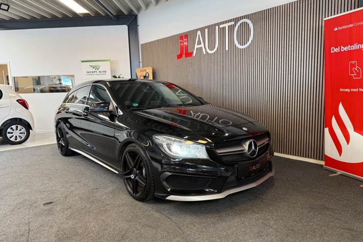 Sort Mercedes CLA45 fra 2015