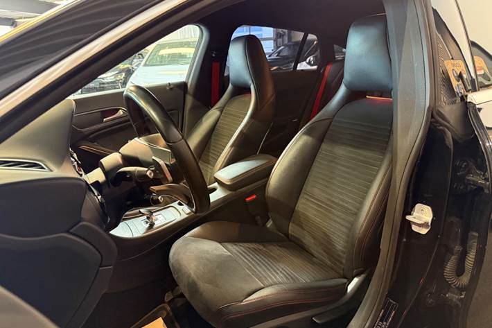 Sort Mercedes CLA45 fra 2015