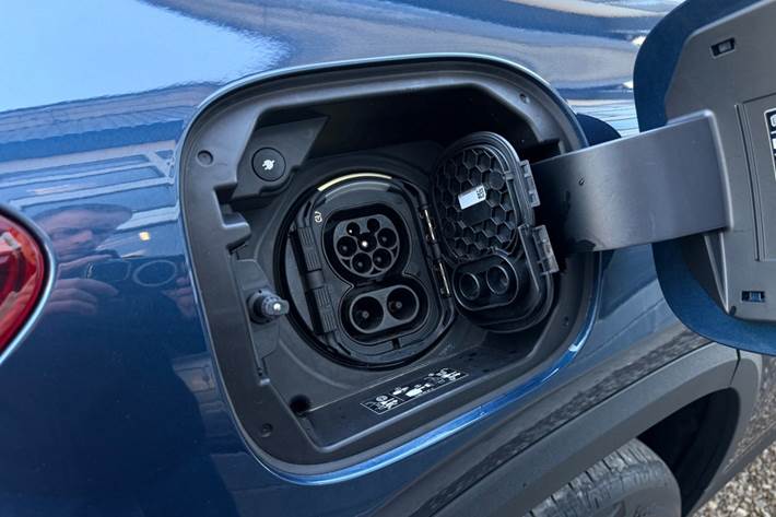 Blå Mercedes EQA250 fra 2022