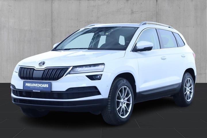 Hvid Skoda Karoq fra 2020 set udefra