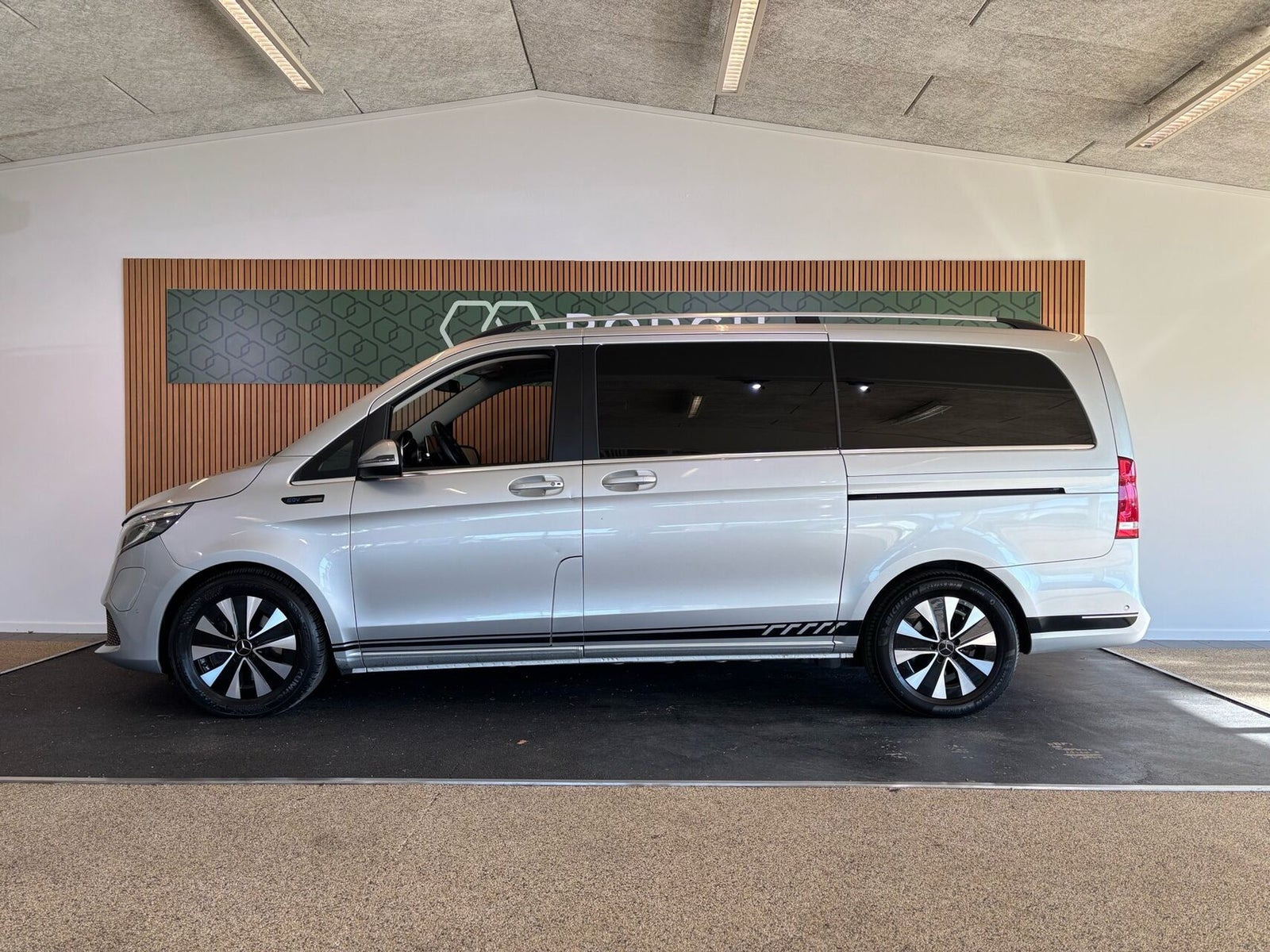 Sølv Mercedes EQV300 fra 2021